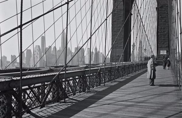 1946年拍摄的著名纽约布鲁克林大桥。
